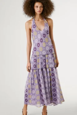 Vestido longo e fluído estampado, mangas.