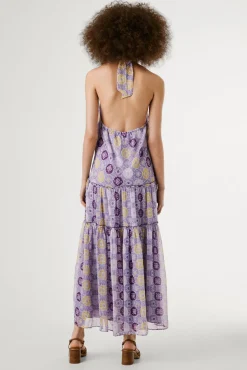 Vestido longo e fluído estampado, mangas.