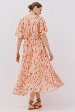 Vestido longo e fluído estampado