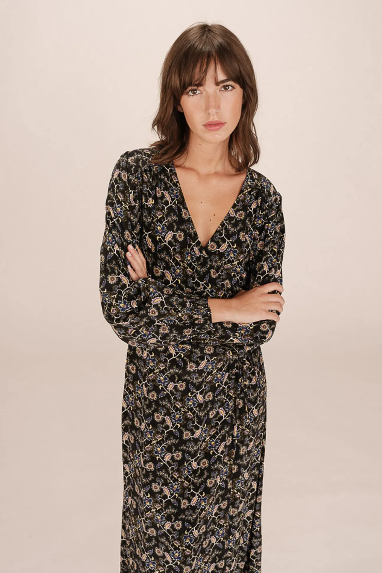 Vestido longo tipo envelope, estampado com motivo floral