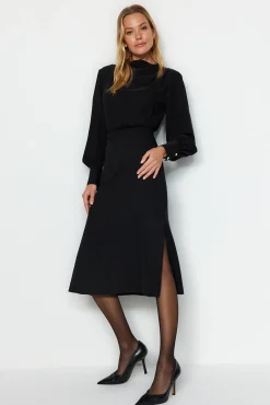 Vestido midi com abertura