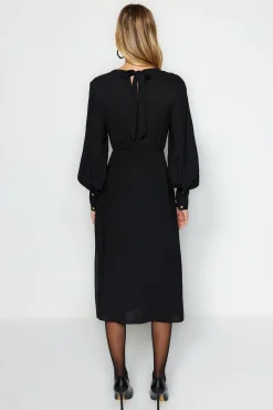 Vestido midi com abertura