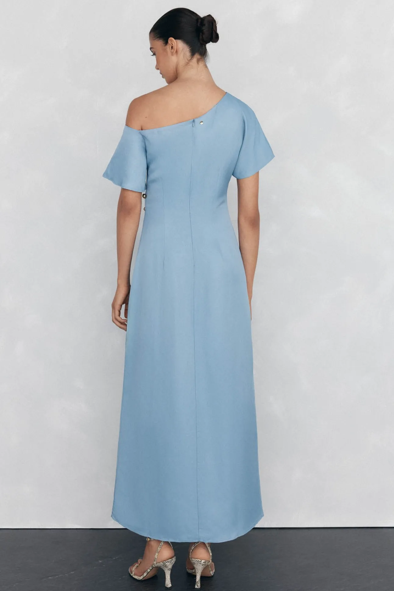 Vestido midi com apliques assimétricos