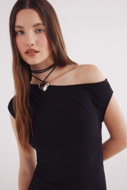 Vestido midi com decote assimétrico