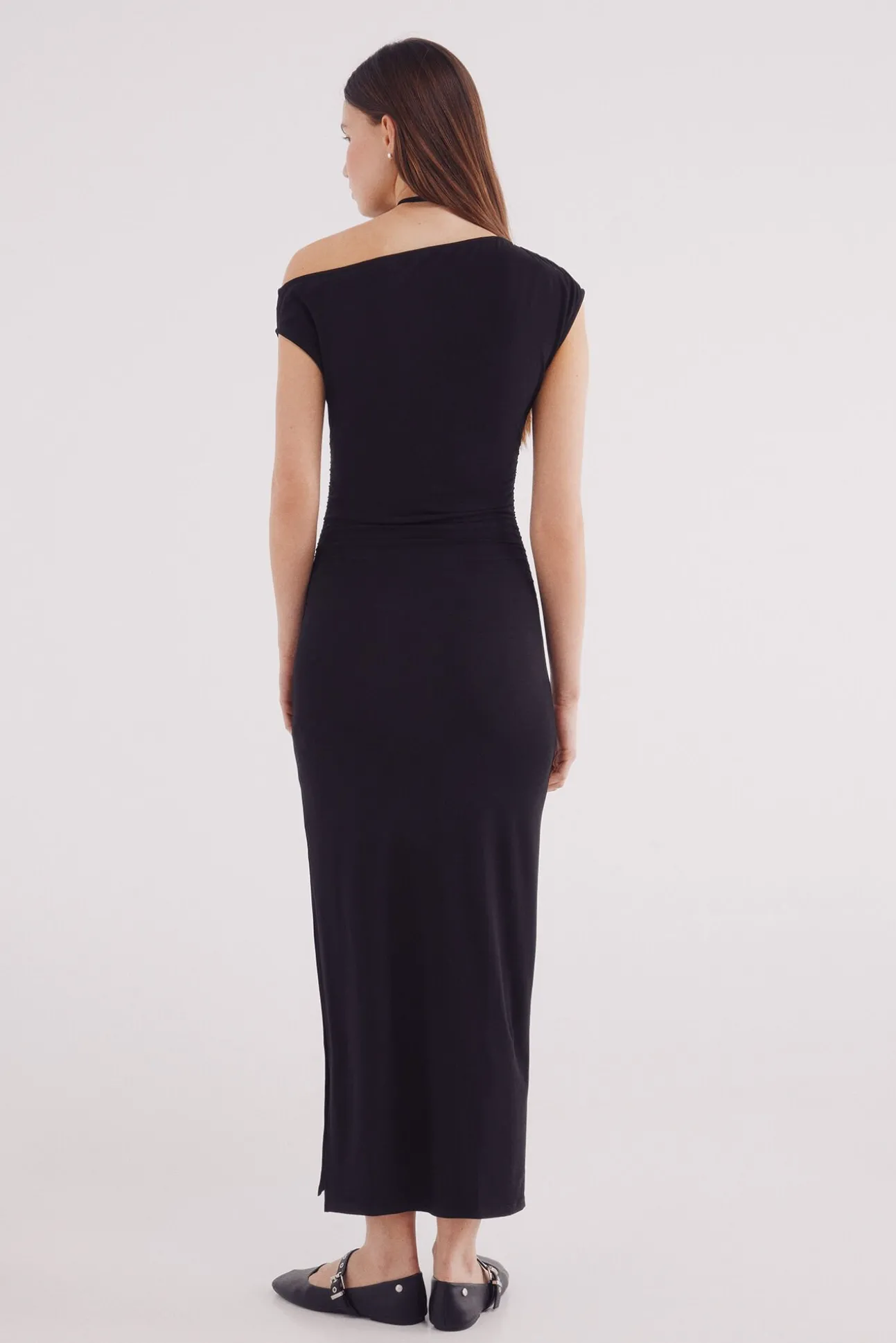 Vestido midi com decote assimétrico