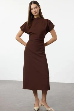 Vestido midi com gola virada para baixo