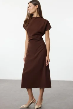 Vestido midi com gola virada para baixo