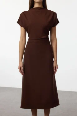 Vestido midi com gola virada para baixo
