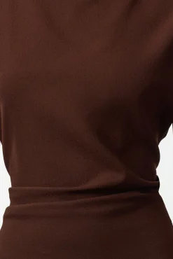 Vestido midi com gola virada para baixo