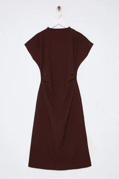 Vestido midi com gola virada para baixo