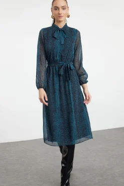 Vestido midi com laço