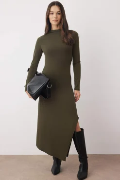 Vestido midi de gola alta