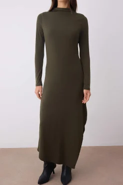 Vestido midi de gola alta