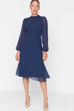 Vestido midi de gola alta