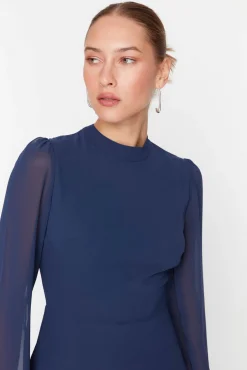 Vestido midi de gola alta
