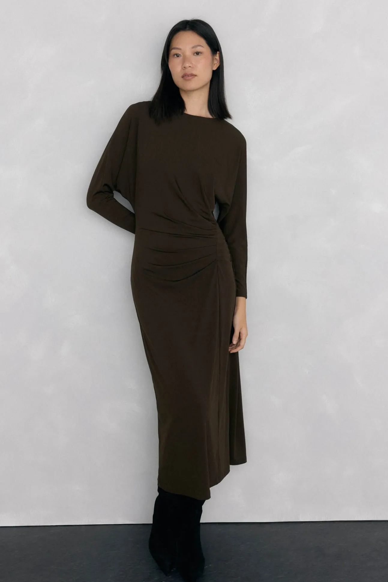 Vestido midi de malha manga comprida com malha franzida