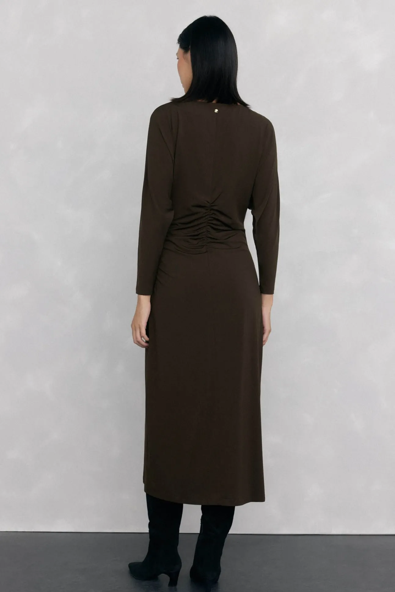 Vestido midi de malha manga comprida com malha franzida