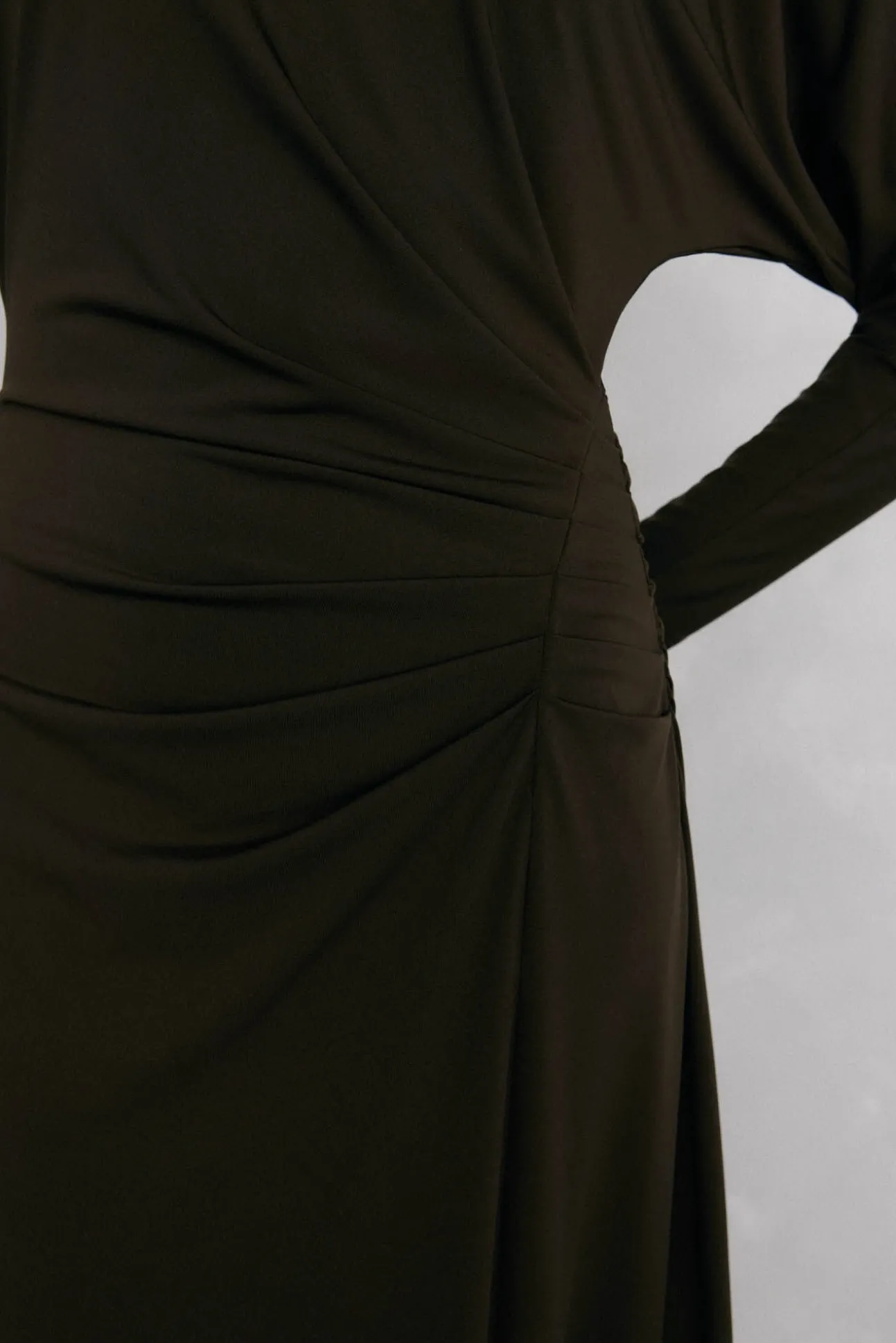 Vestido midi de malha manga comprida com malha franzida
