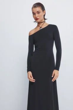 Vestido midi drapeado com decote assimétrico