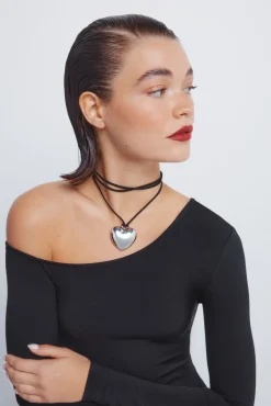 Vestido midi drapeado com decote assimétrico