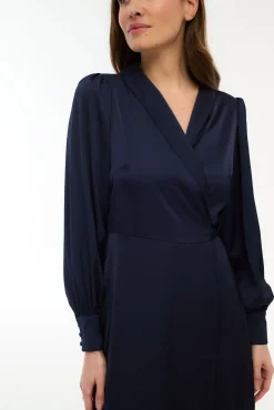 Vestido midi envolvente em cetim