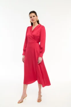 Vestido midi envolvente em cetim