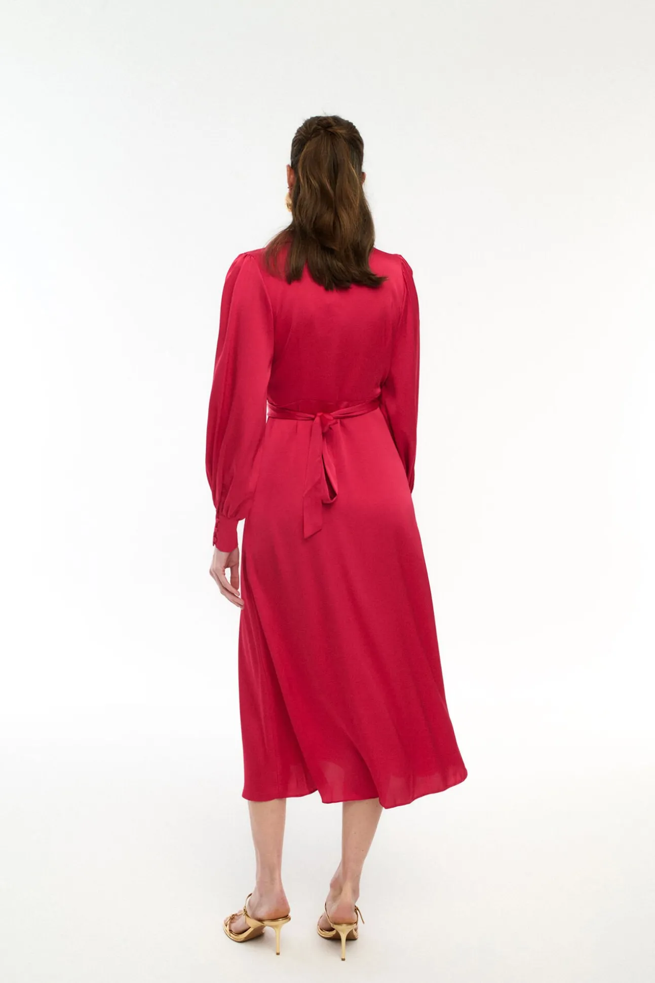 Vestido midi envolvente em cetim