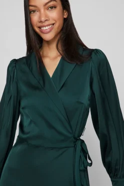 Vestido midi envolvente em cetim