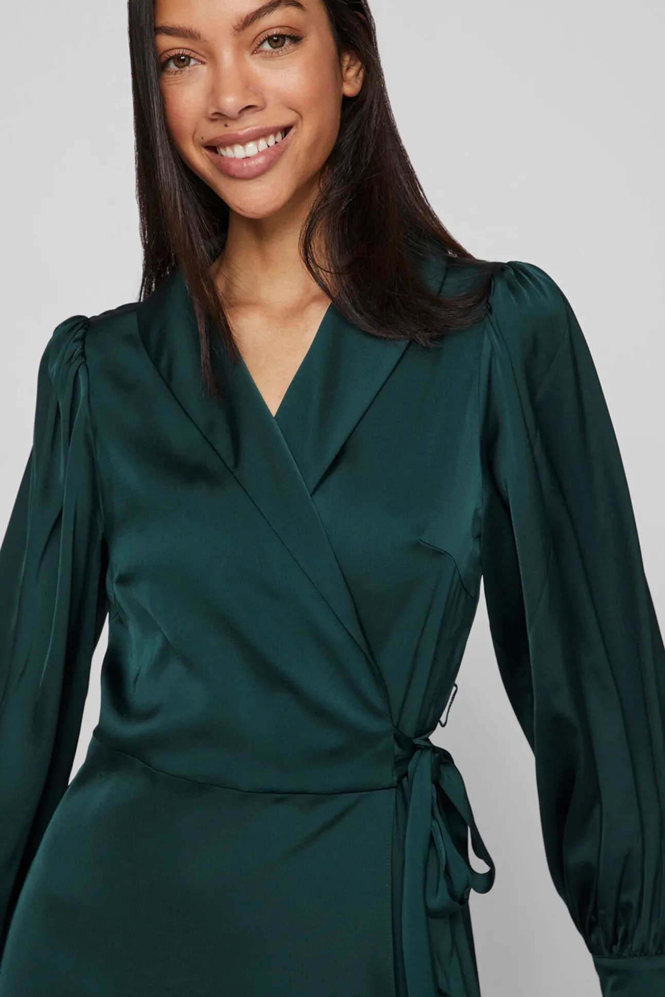 Vestido midi envolvente em cetim