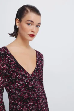 Vestido midi estampado com decote franzido