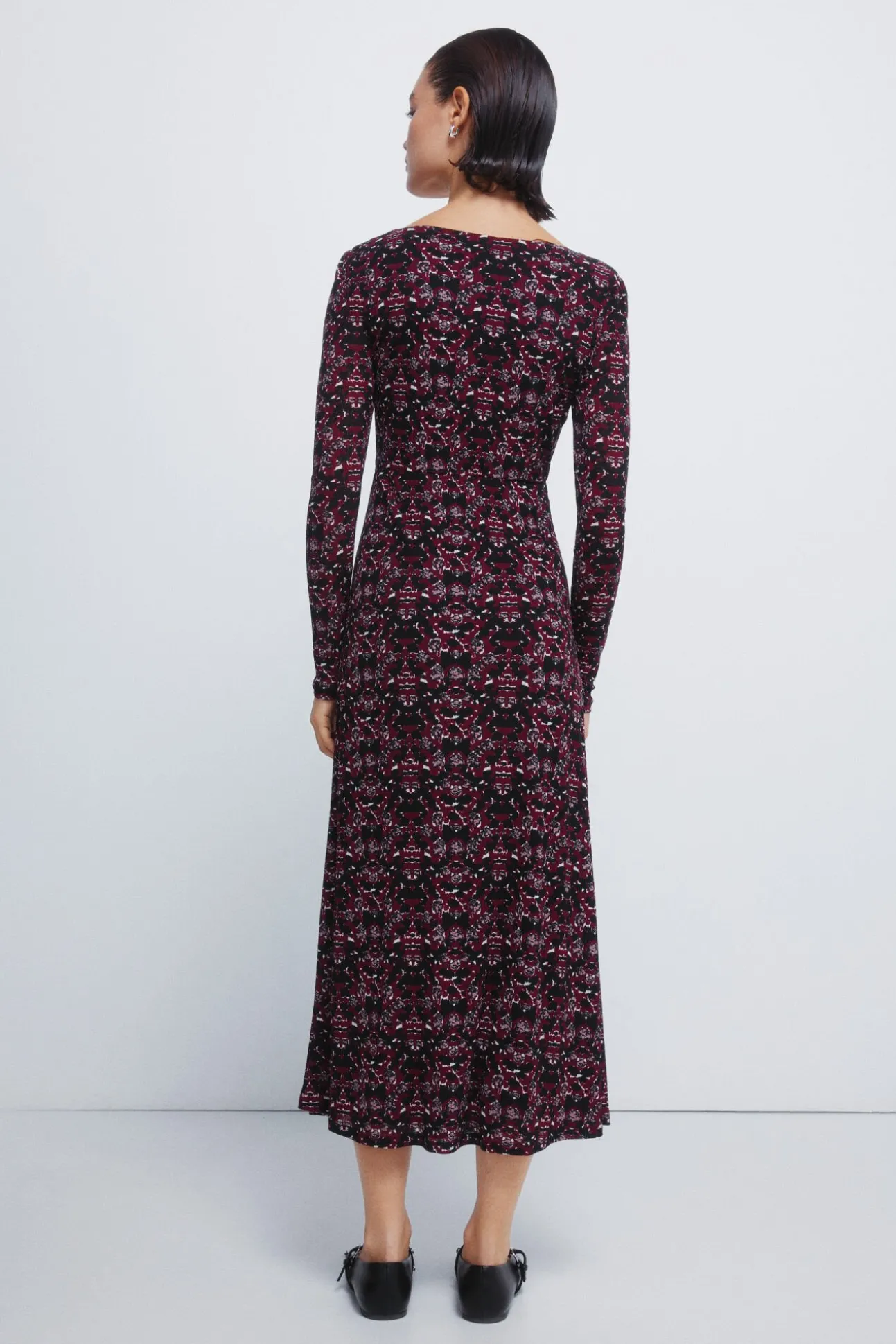 Vestido midi estampado com decote franzido