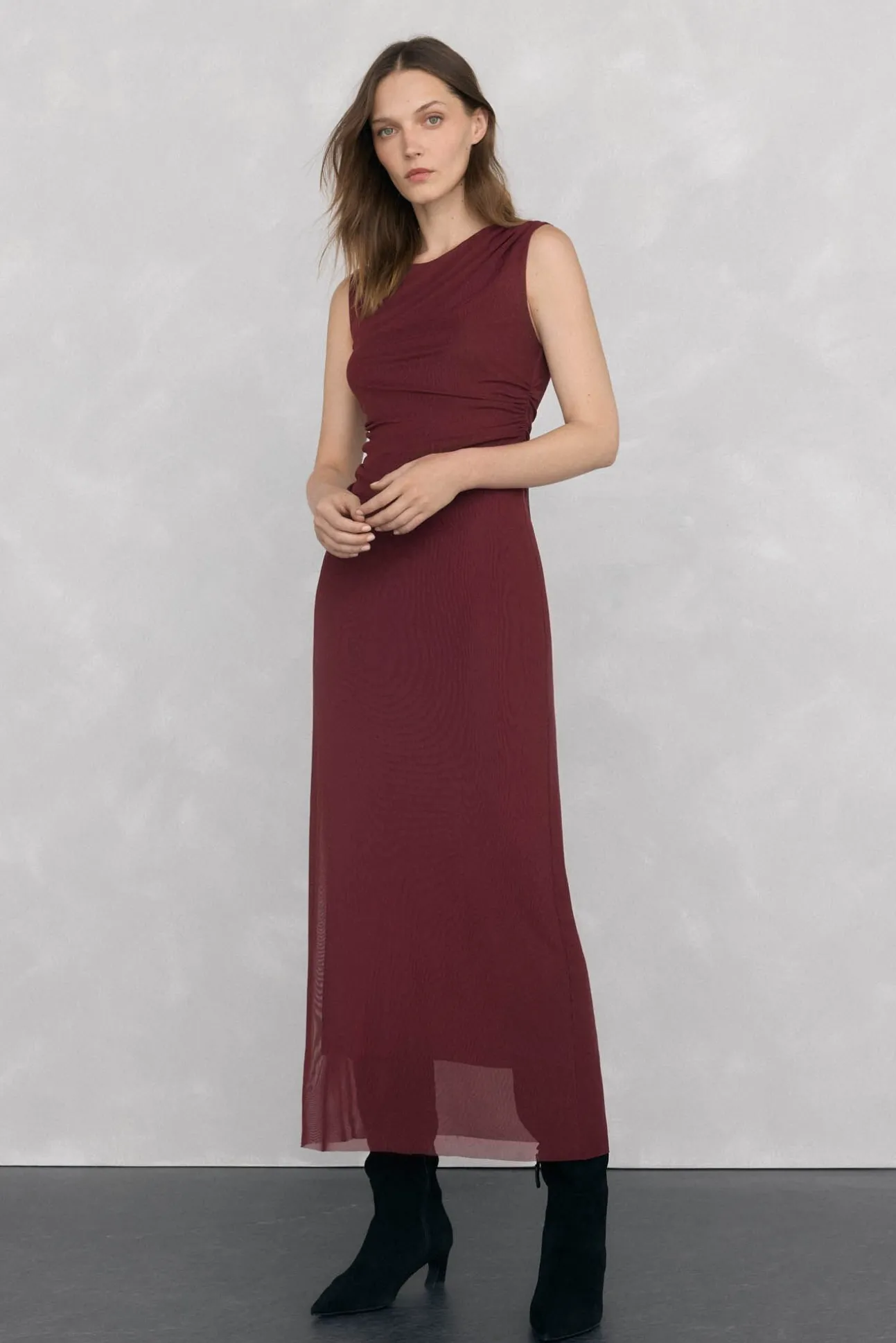 Vestido midi reto com babados em tule