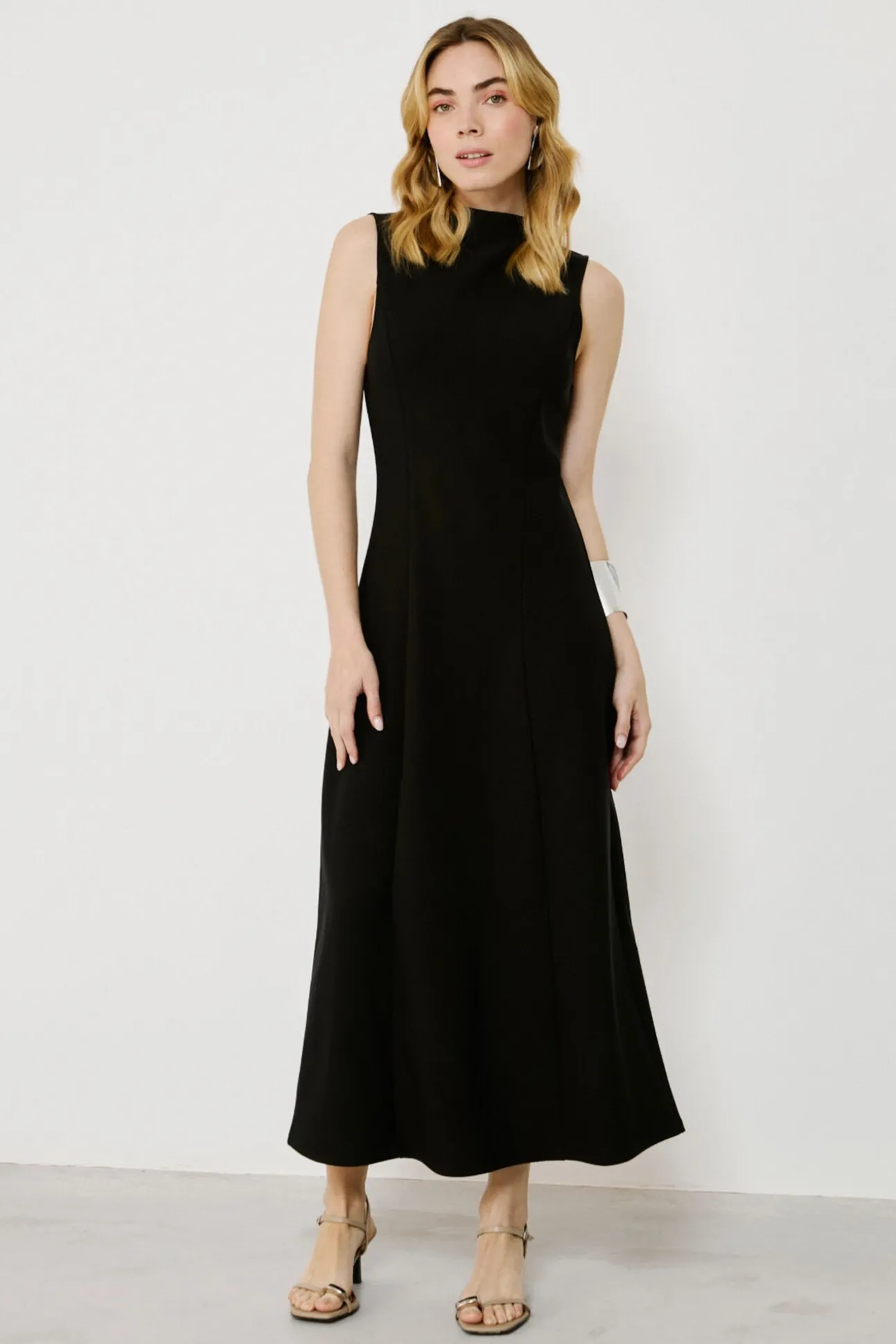 Vestido midi sem mangas